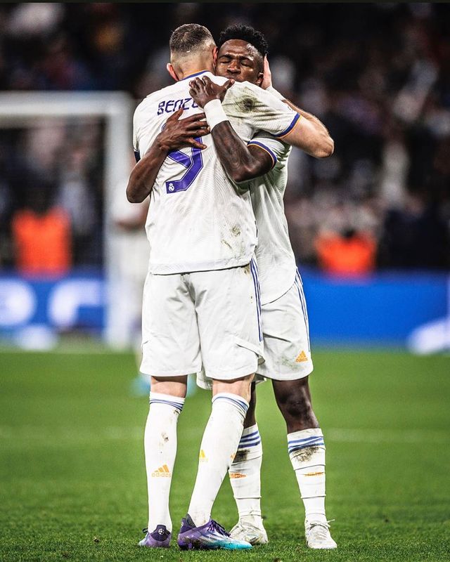 Karim Benzema y Vinicius Jr abrazándose