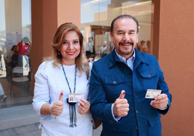 El Presidente Municipal de Atizapán de Zaragoza, Pedro Rodríguez Villegas, en compañía de su esposa