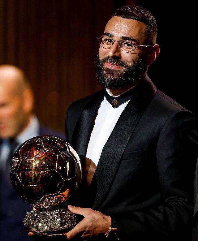 Karim Benzema con el Balón de Oro