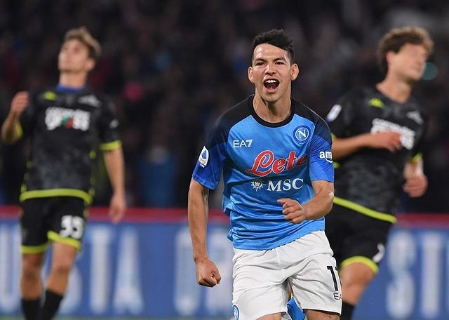 Hirving Lozano festejando un gol con el Napoli