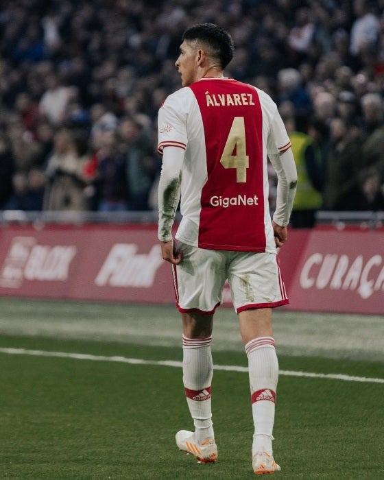 Edson Álvarez durante un partido con el Ajax