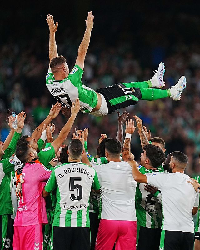 Jugadores del Betis celebrando a Joaquín