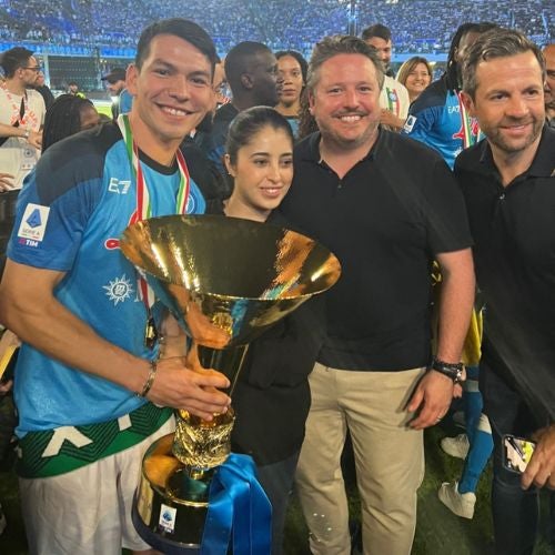 Hirving Lozano festejando el título del Napoli