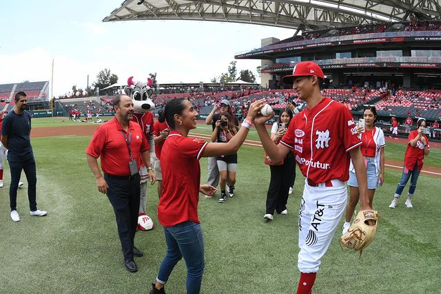 Diana Flores con un jugador de Diablos Rojos 