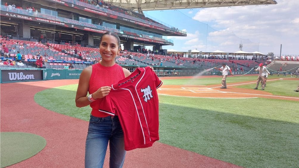 Diana Flores en el Estadio Harp Helú con Diablos