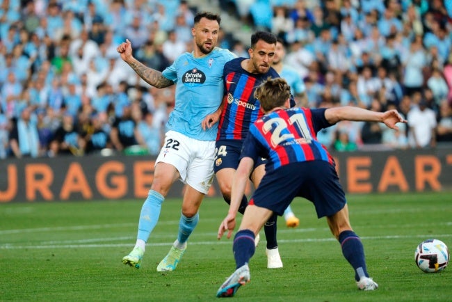 Seferovic y García pelean la pelota