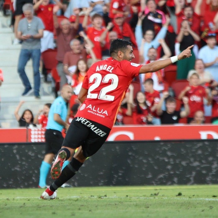 Ángel Rodríguez festeja su gol en el partido