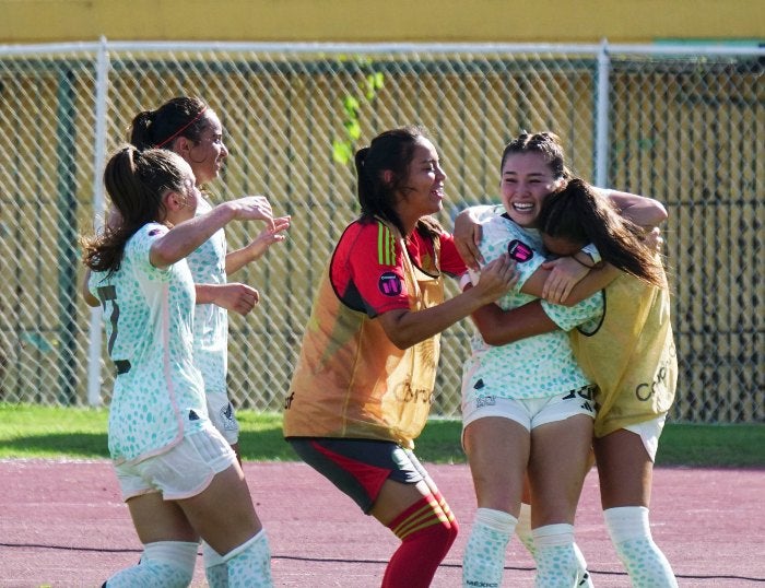 Mailin Orozco celebra con sus compañeras tras anotar gol