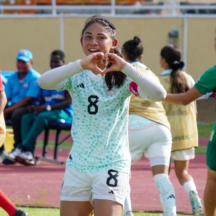 Fátima Servín celebra después de anotar gol