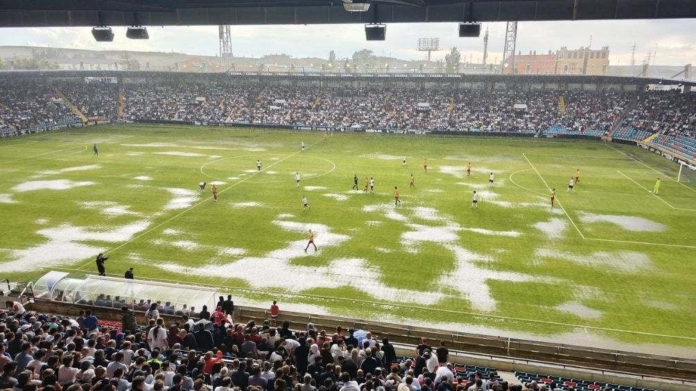 La cancha del Helmántico tras la lluvia que azotó Salamanca