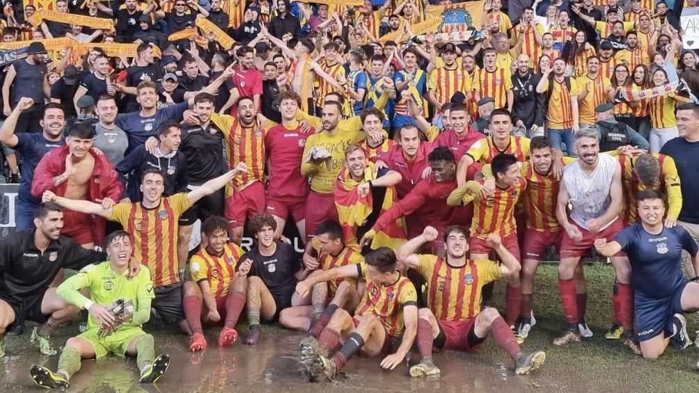 Los jugadores del Sant Andreu festejando el ascenso