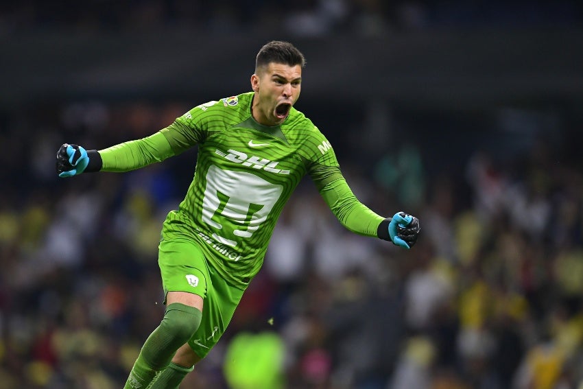 Julio González en un partido de Pumas