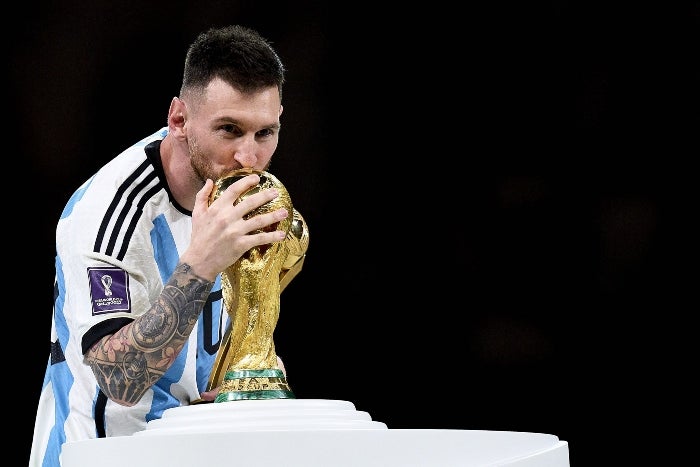 Lionel Messi con la Copa del Mundo