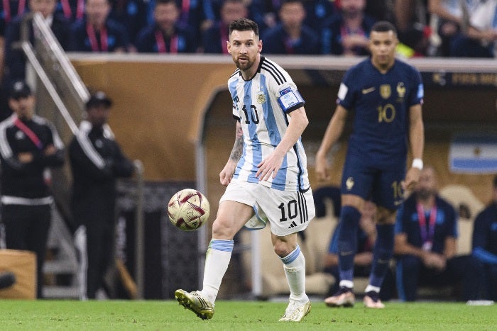 Messi da un pase durante la Final