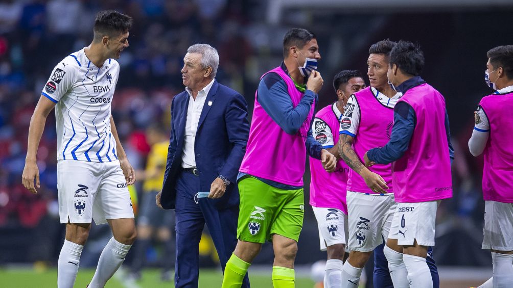 Javier Aguirre y César Montes en el Estadio Azteca