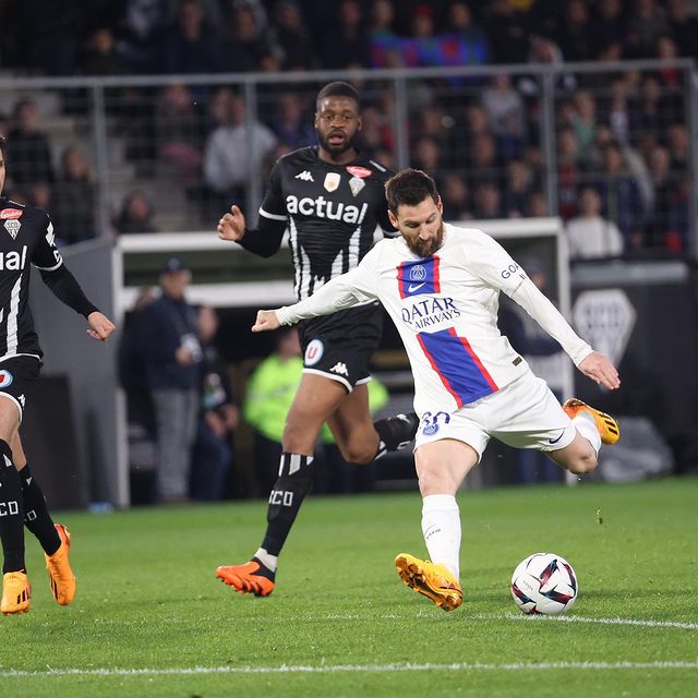 Leo Messi disparando a gol con el PSG