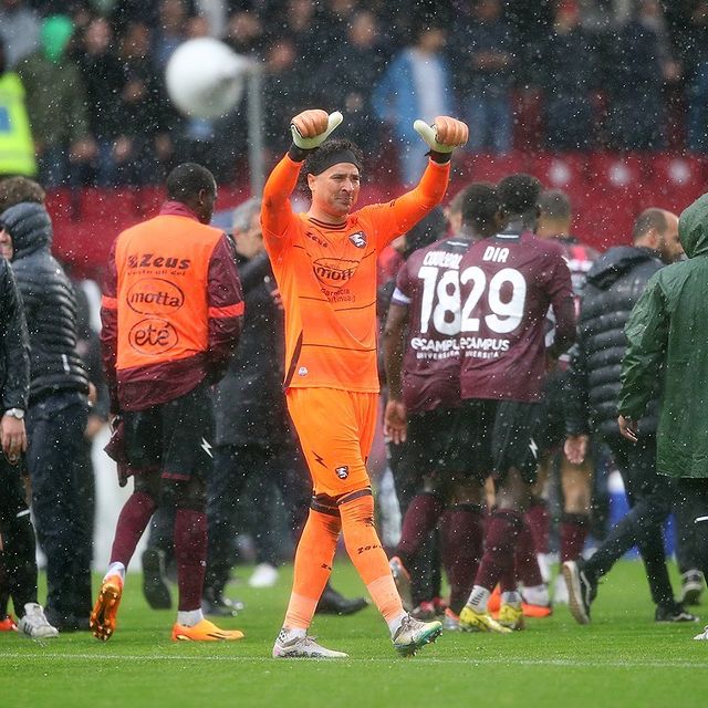 Guillermo Ochoa luego de un triunfo con la Salernitana