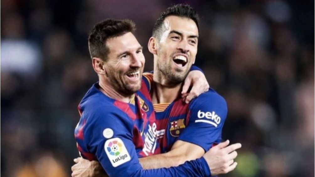 Busquets celebra un gol junto a Lionel Messi