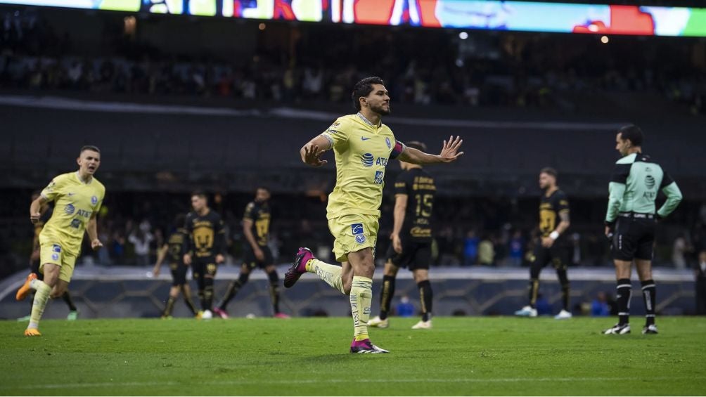 Henry Martín durante un encuentro en el Estadio Azteca