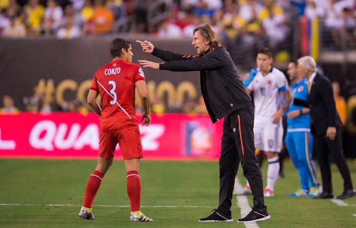 Ricardo Gareca dirigiendo a Perú