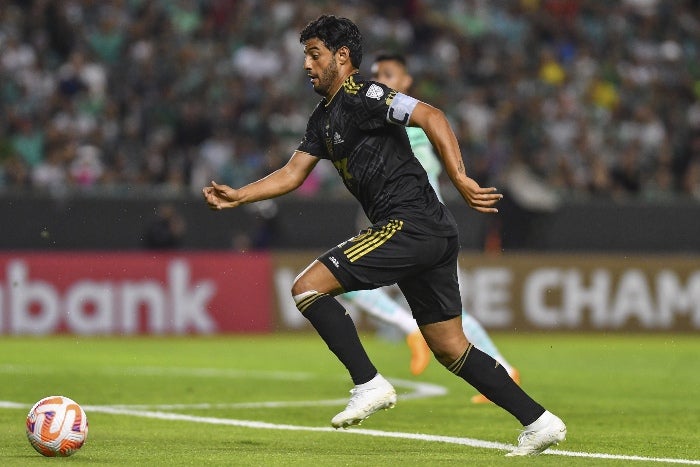 Carlos Vela conduce el balón