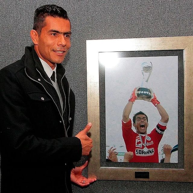 Oswaldo Sánchez con un retrato de él mismo