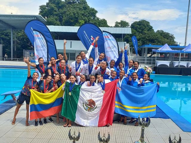 Selección Mexicana de natación artística en el podio