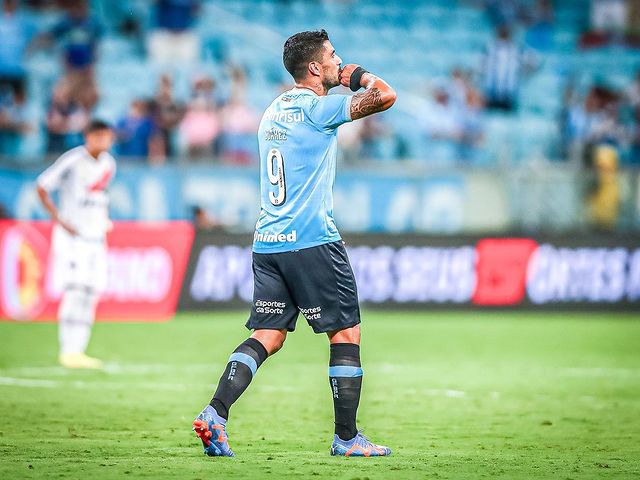 Luis Suárez festejando un gol con Gremio