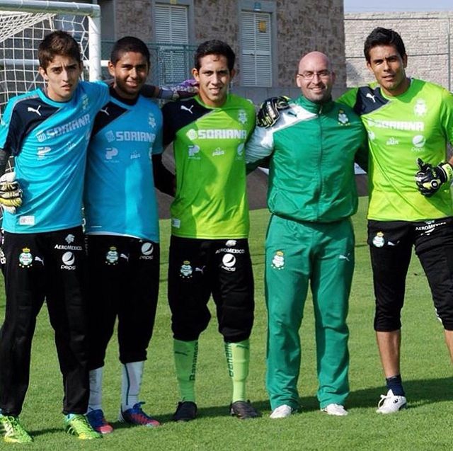 Oswaldo Sánchez en un entrenamiento con Santos