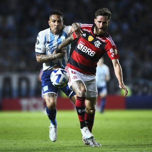 Jugadores de Racing y Flamengo disputando un balón