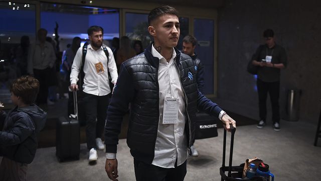 Gabriel Rojas de Racing saliendo del hotel en Brasil