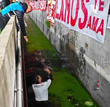 Agredido es apoyado para salir de la foso