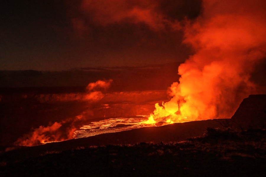 Volcán en Hawai reanuda erupciones luego de tres meses