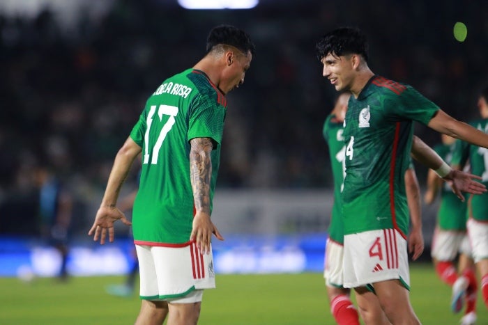 De la Rosa celebra su gol con Kevin Álvarez