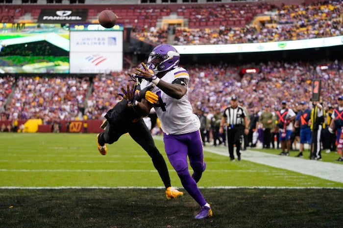 Dalvin Cook hace una atrapada frente a los Steelers