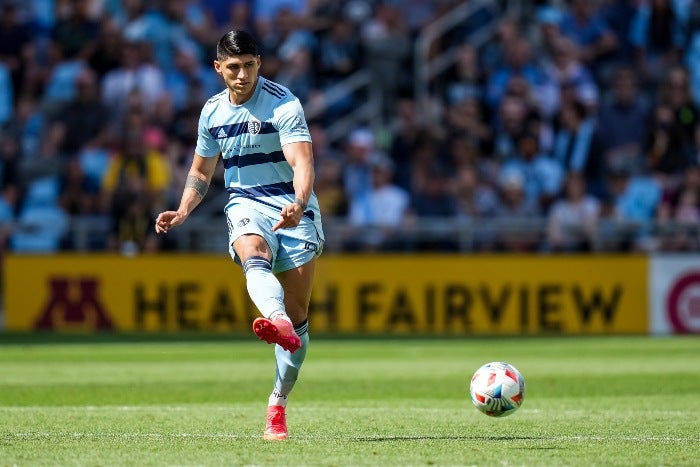 Alan Pulido en partido con Sporting Kansas