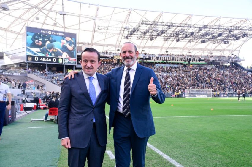 Mikel Arriola y Don Garber, comisionado de la MLS