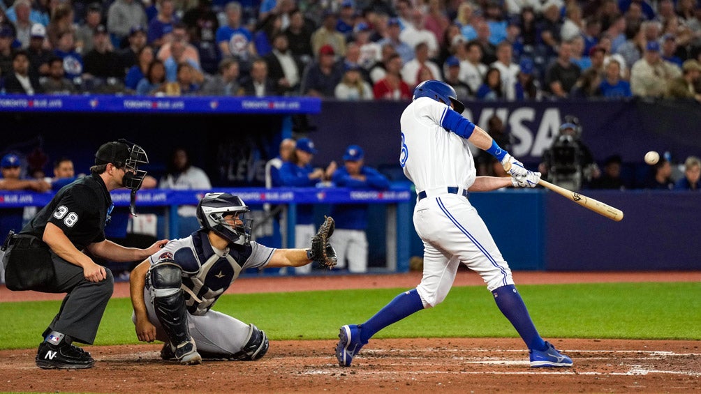 Alejandro Kirk anota la del desempate en la séptima y Toronto vence a Houston