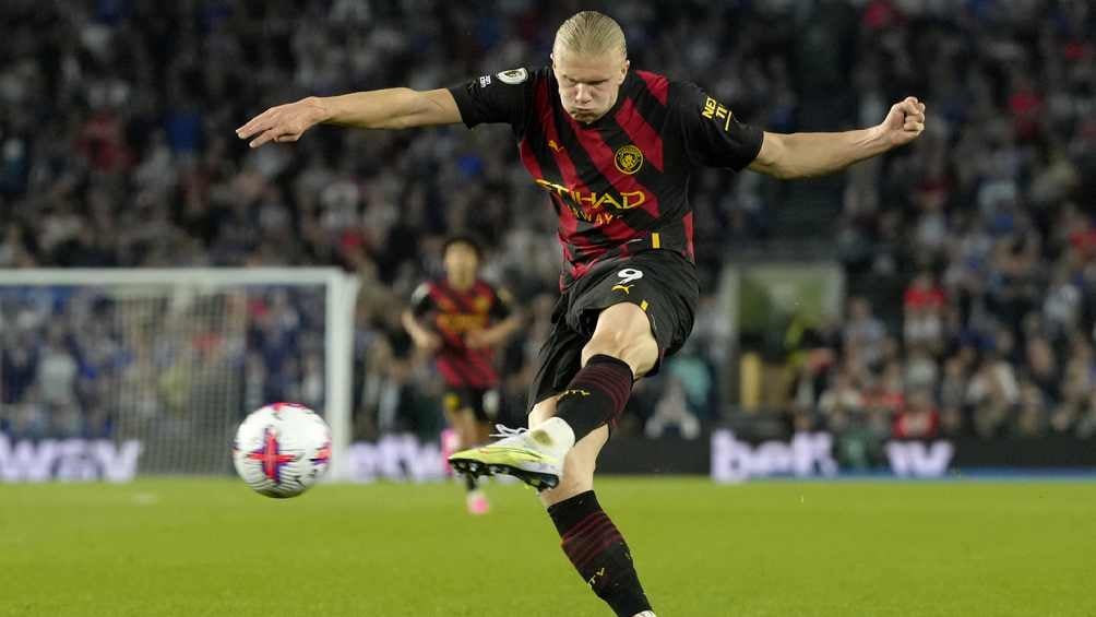 Manchester City se inspiró en el Milan para su uniforme negro con rojo