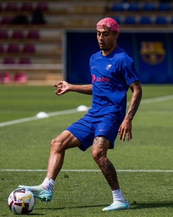 Julián Araujo durante un entrenamiento con el equipo