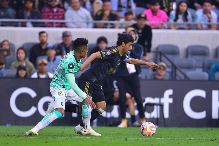 Carlos Vela pelea la pelota