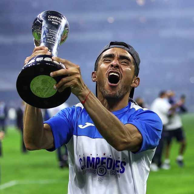 Rafael Baca con el trofeo de campeón de Liga MX