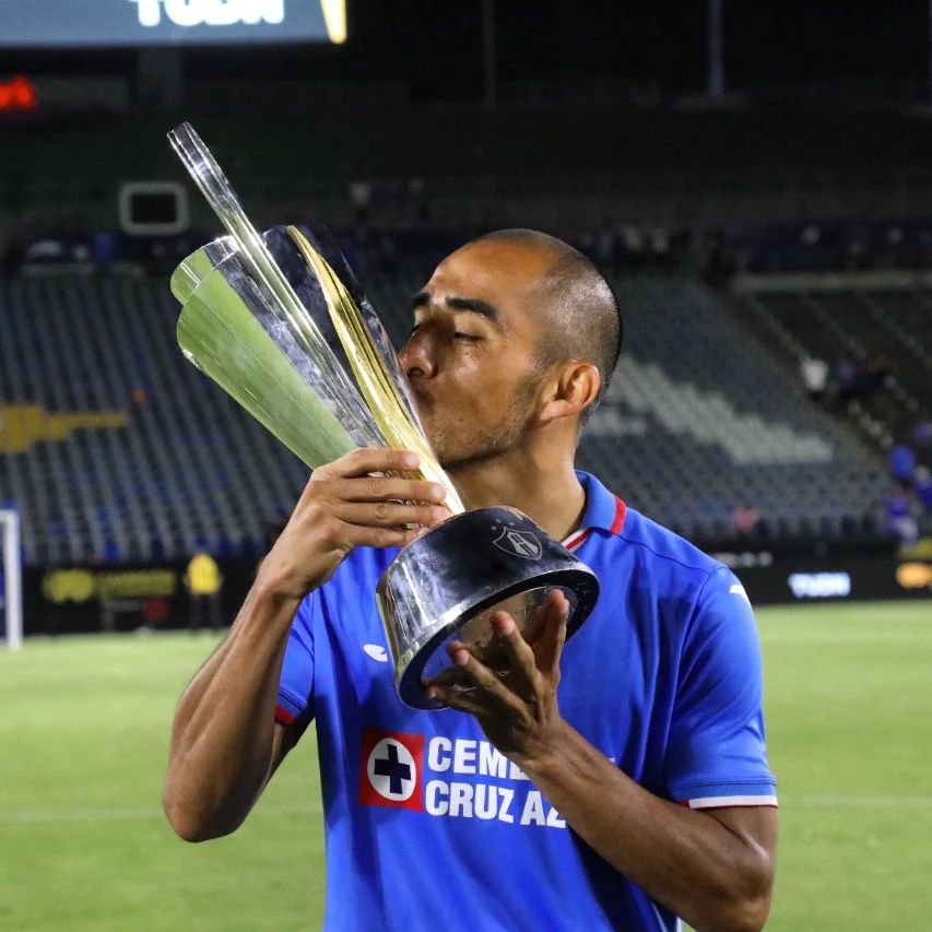 Rafael Baca con trofeo campeón de Leagues Cup