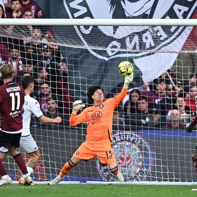 Guillermo Ochoa haciendo una atajada en Serie A