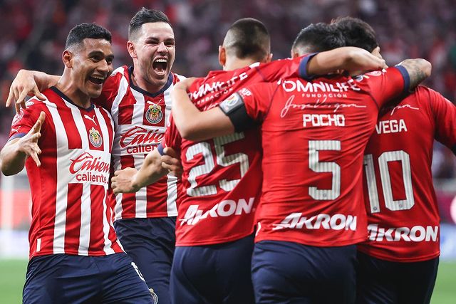 Jugadores de Chivas festejando en Cuartos de Final