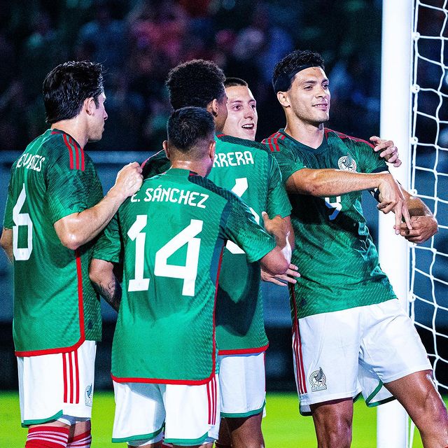 Jugadores de México festejando ante Guatemala