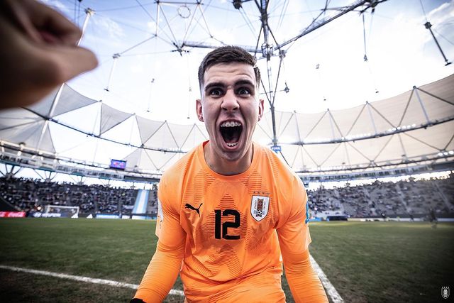 Portero uruguayo festejando el pase a la Final Sub 20