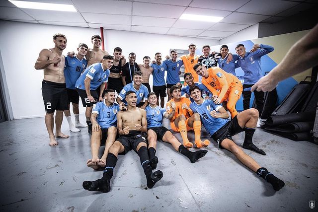 Selección Uruguaya celebrando el pase a la Final Sub 20