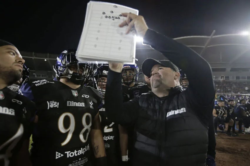 Javier Adame, entrenador en jefe de Dinos de la LFA