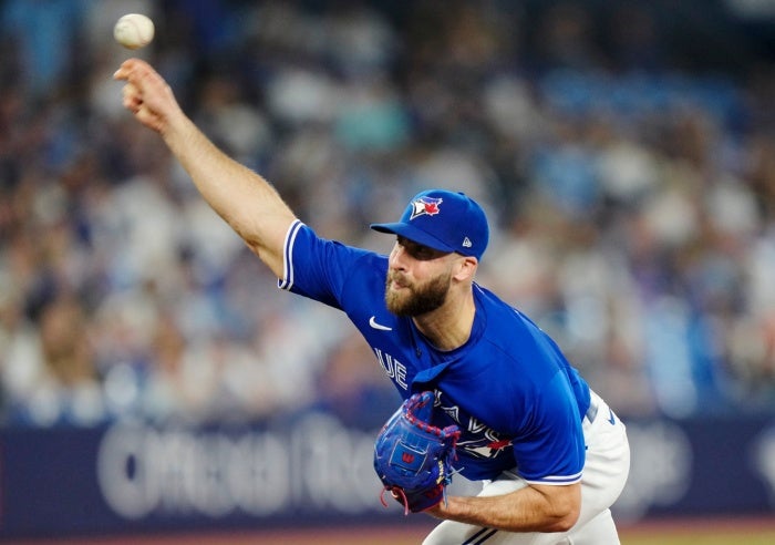 Anthony Bass lanza durante el juego contra Milwaukee